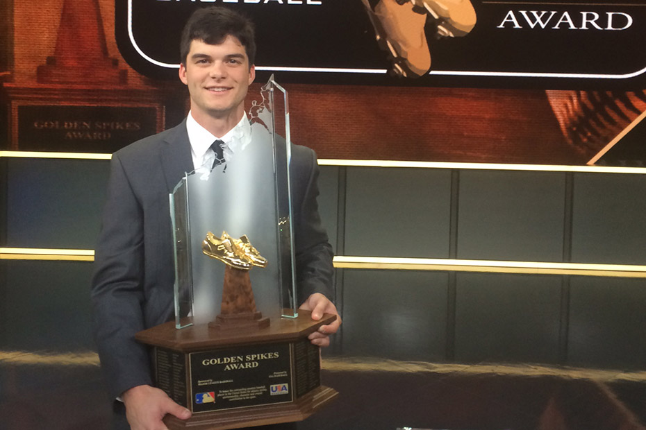 #BennyBaseball Wins Golden Spikes Award | Arkansas Razorbacks